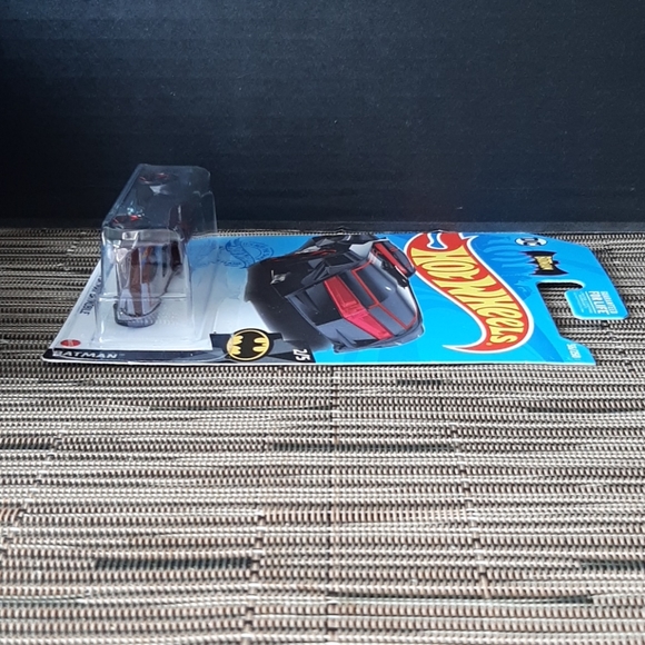 Hot Wheels DC Comics Batman Batmobile 2021 Batman Collection - Picture 2 of 7